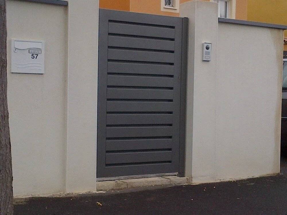 Réalisation portail noir rayé